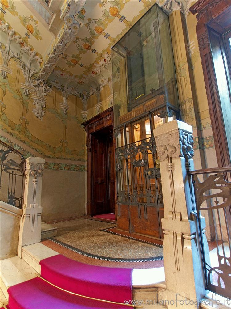 Milano - Scala sinistra di Casa Campanini con ascensore